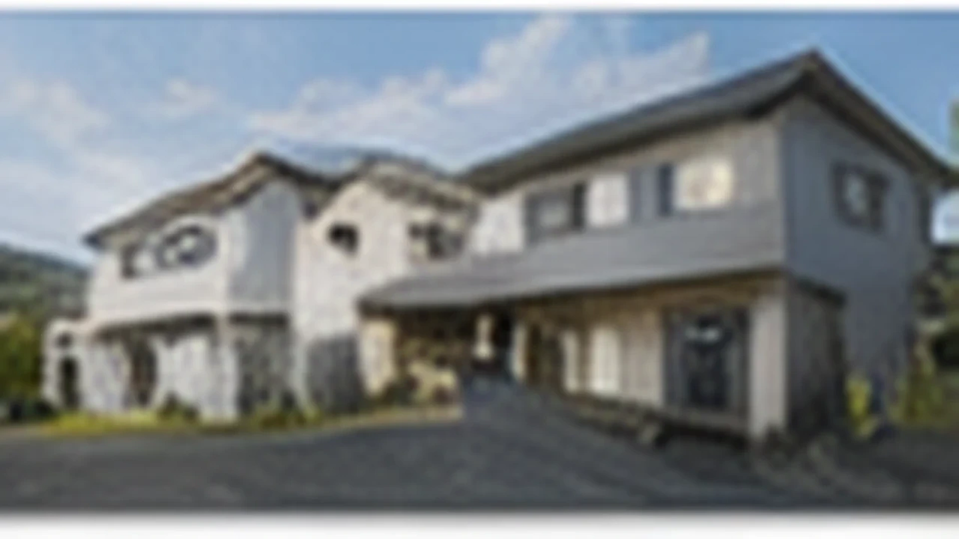 一般的な福岡の住宅街にある戸建て外観。外壁と屋根が両方見える構図