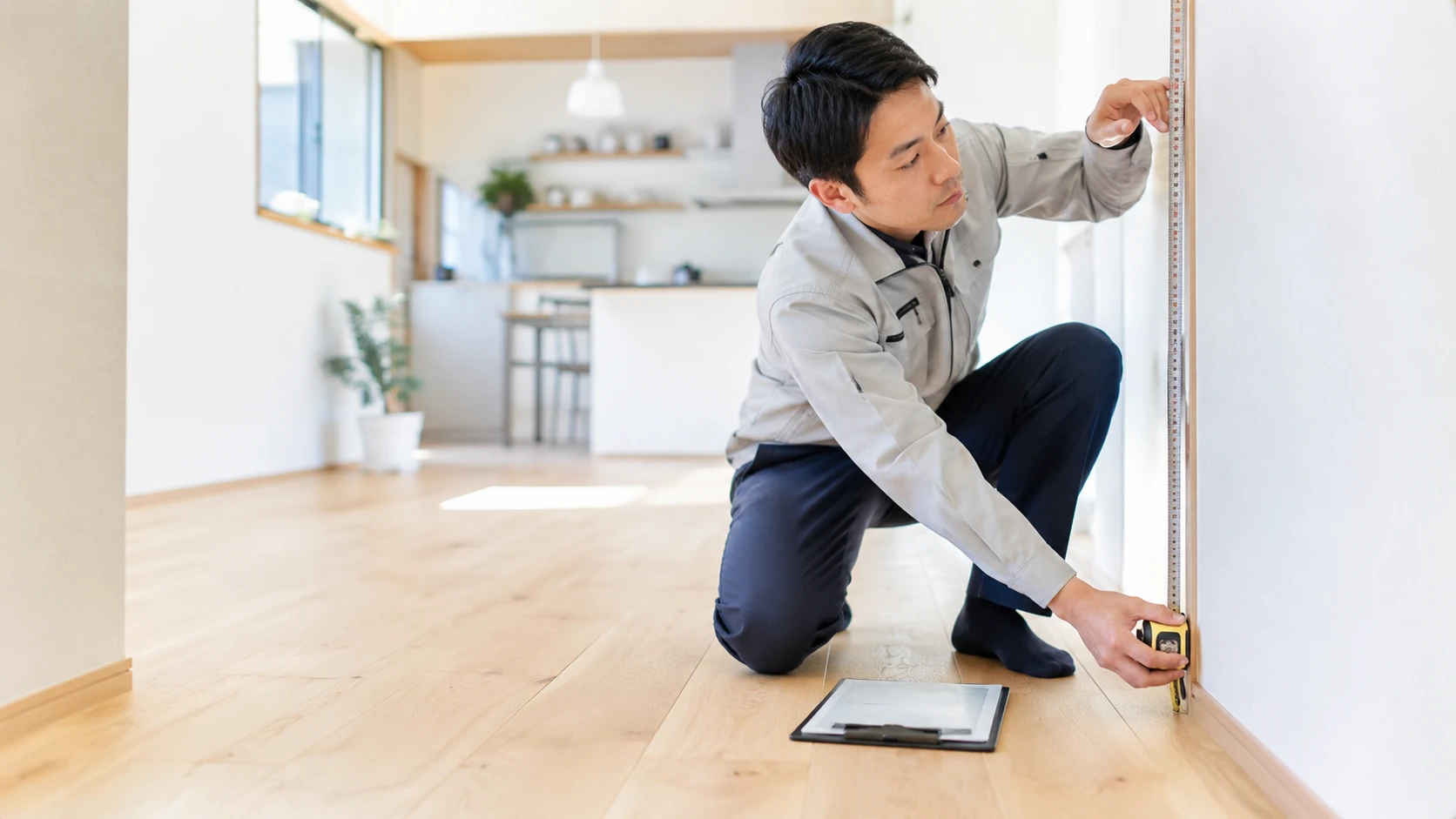 実際の施工写真をもとに、レーザーで位置や水平を確認する現場の様子を整えたイメージ