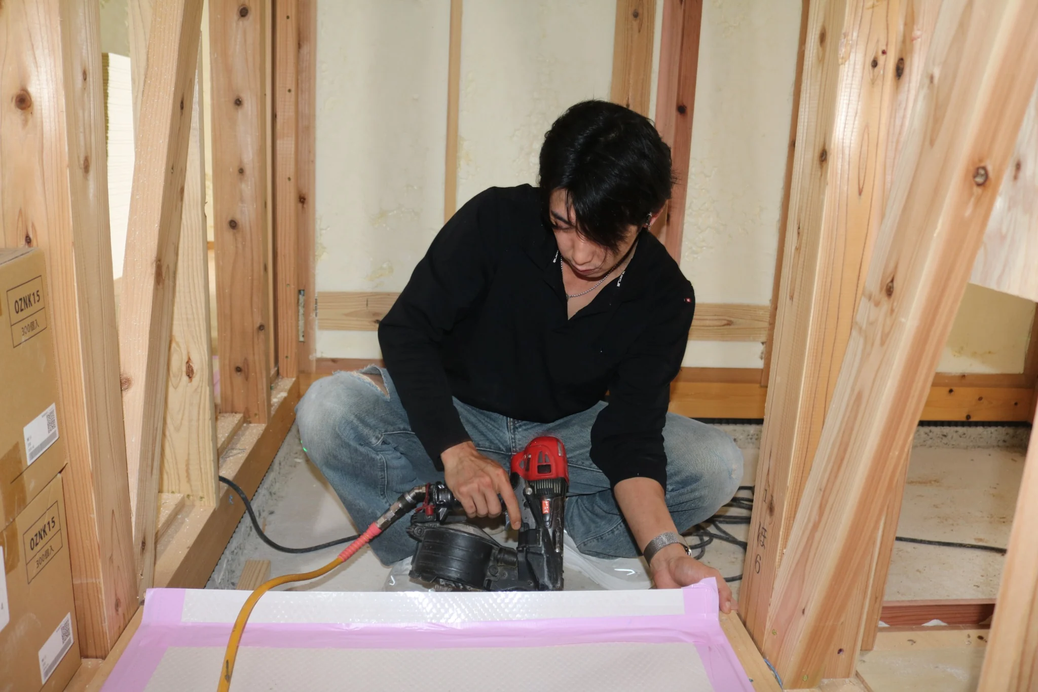 実際の住宅施工現場で釘打ち機を使い部材を固定するClear Linkの職人