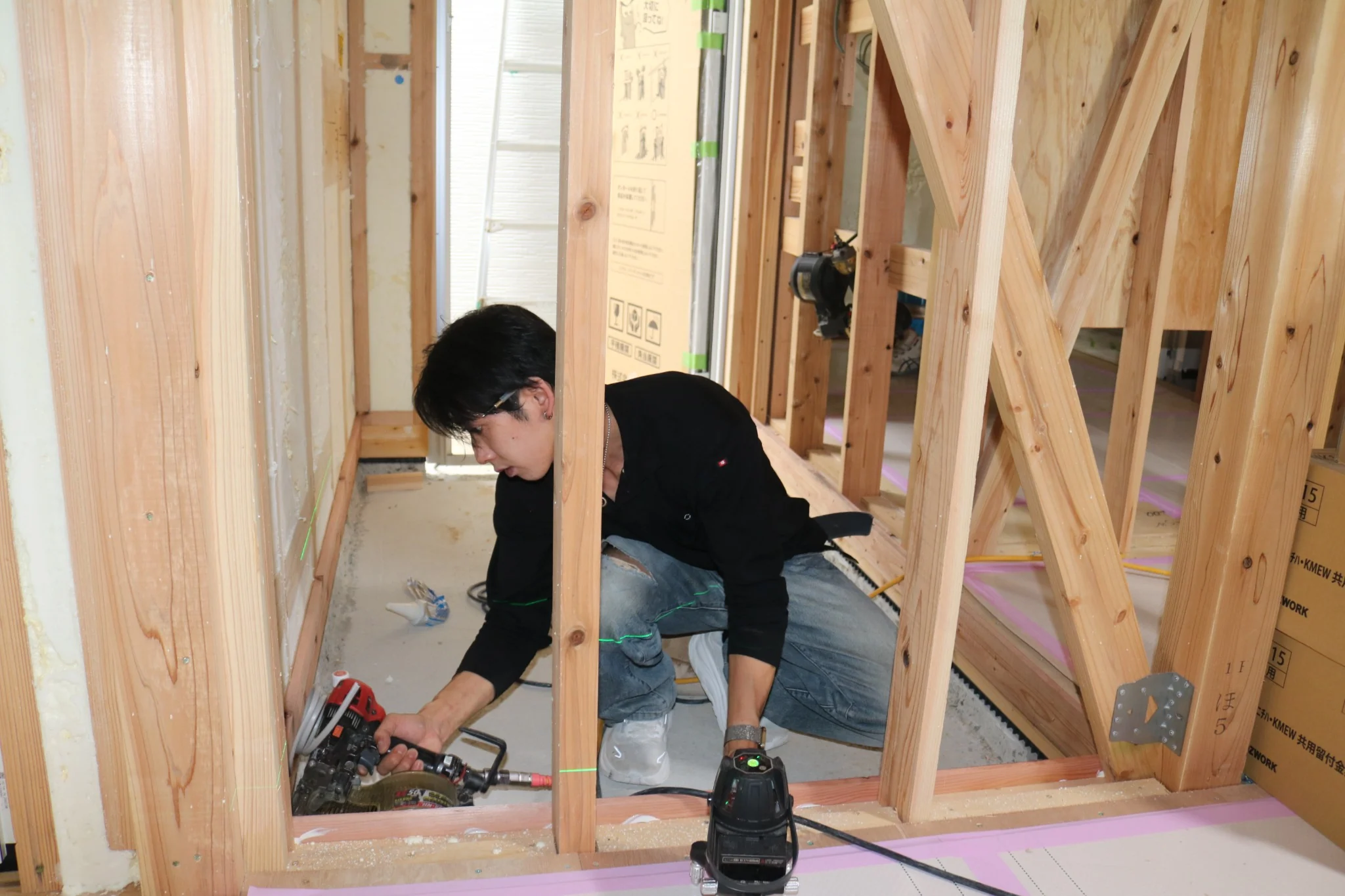 実際の木造住宅施工現場で施工を進めるClear Linkの職人