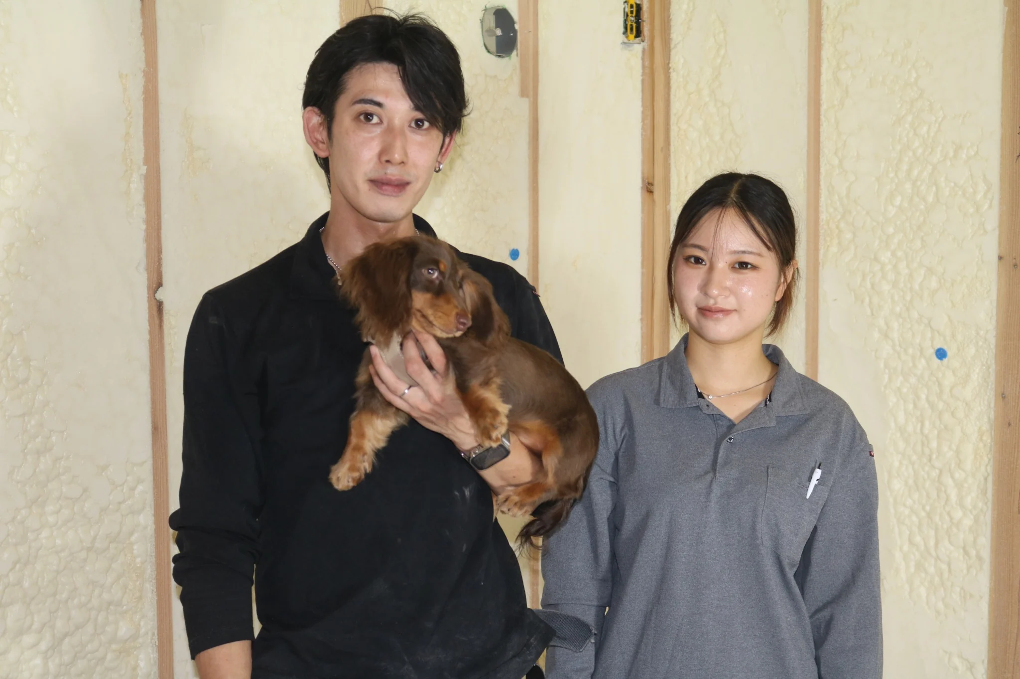 株式会社Clear Linkのメンバーと愛犬を施工現場で撮影した実際の写真