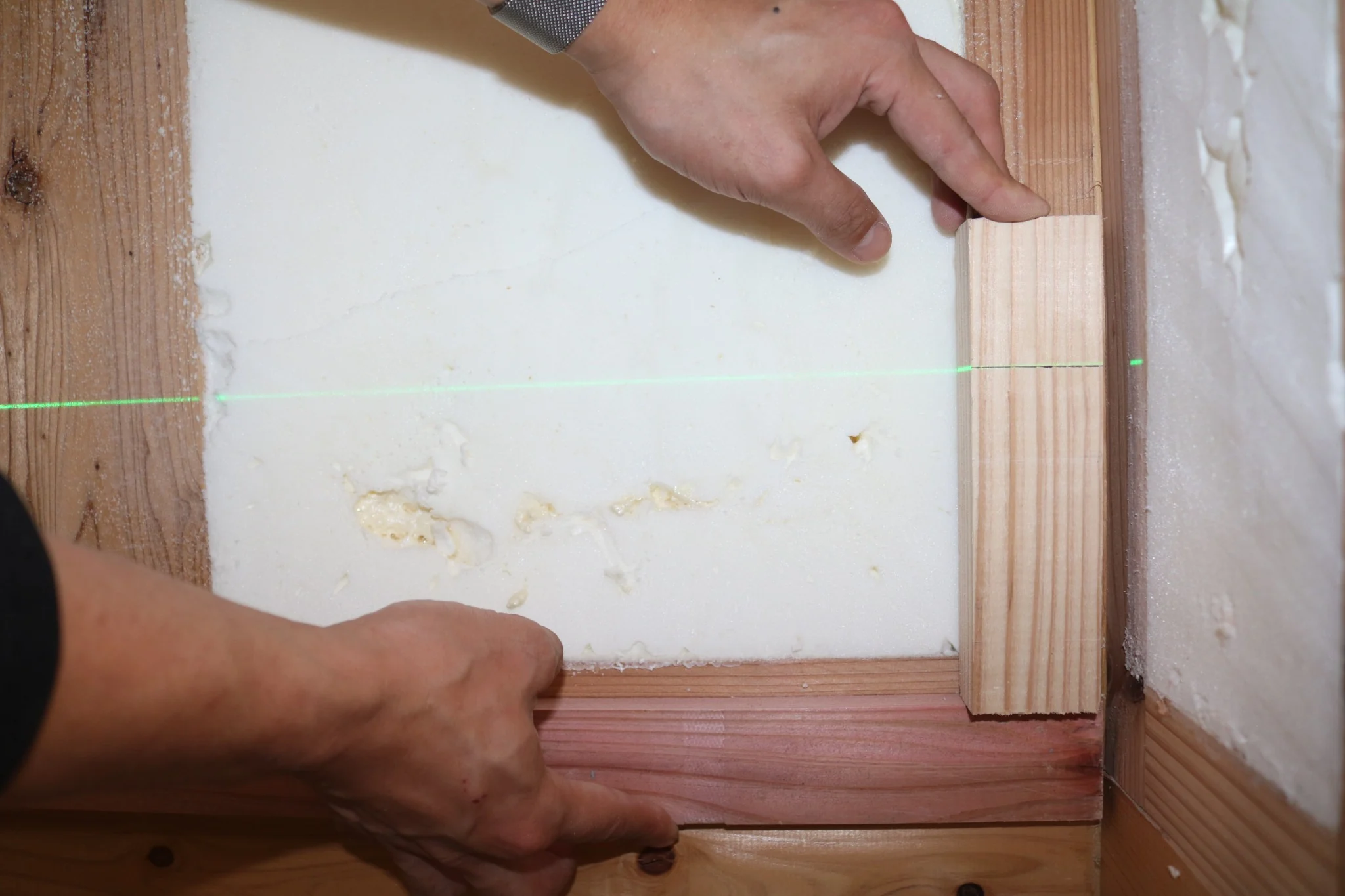 実際の住宅施工現場で木材の納まりを細かく確認する手元