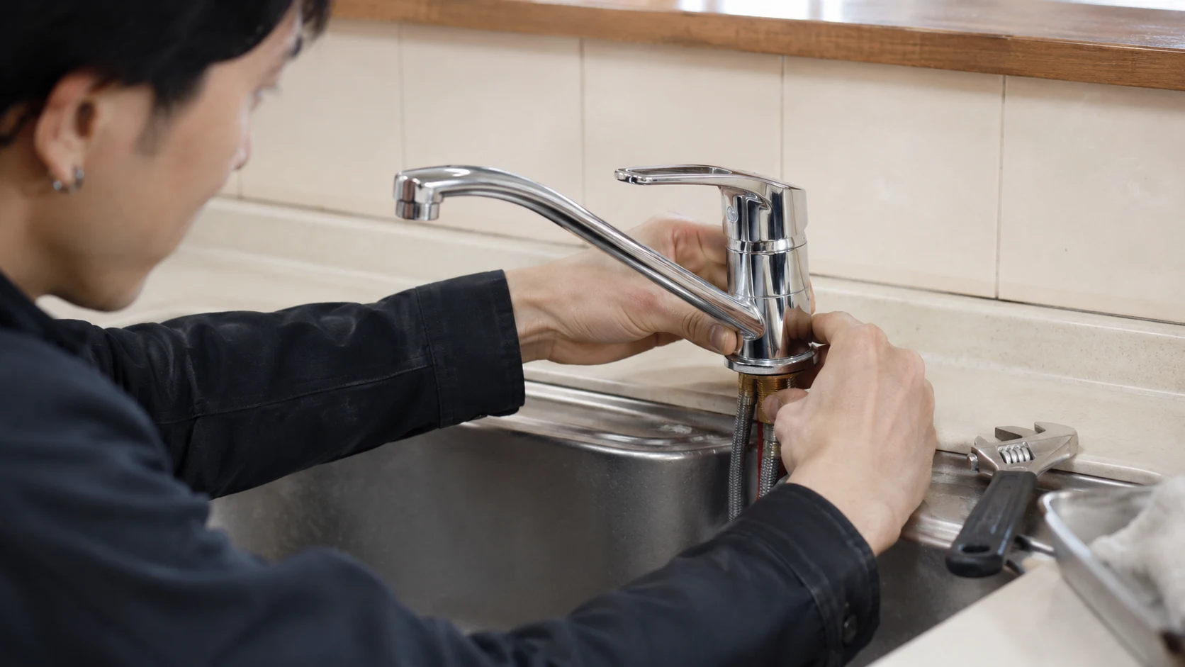 コンパクトな壁面収納付きの明るいトイレ