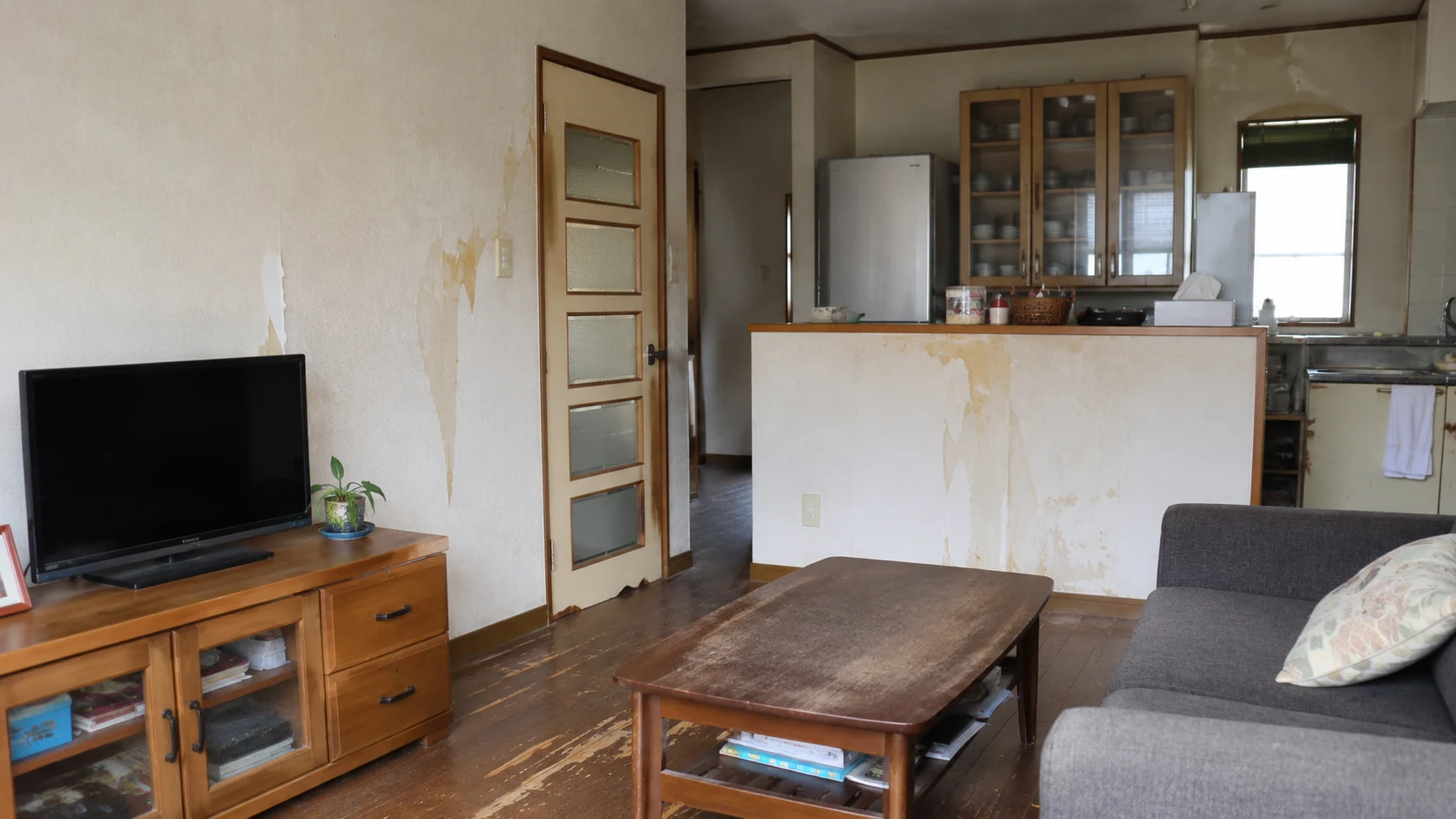 壁紙のめくれや経年劣化が見られる住まいのイメージ