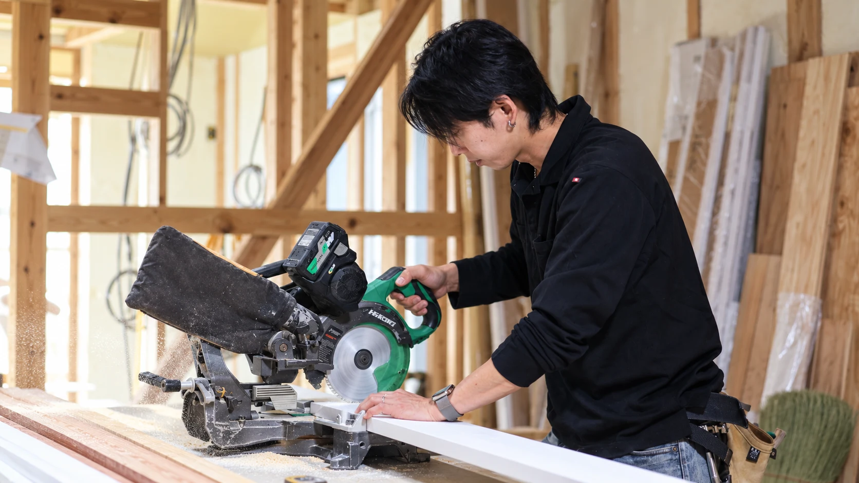 実際の施工写真をもとに、木材加工に向き合う職人の様子を整えたイメージ