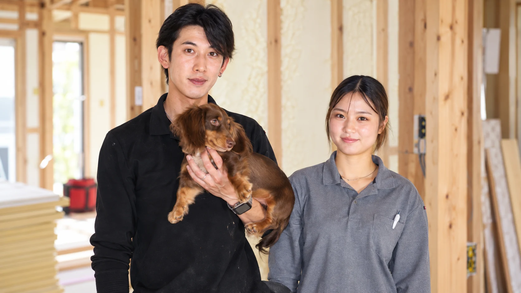 株式会社Clear Linkの実際の人物写真をもとに、代表・スタッフ・愛犬リンクの姿を自然に整えたイメージ