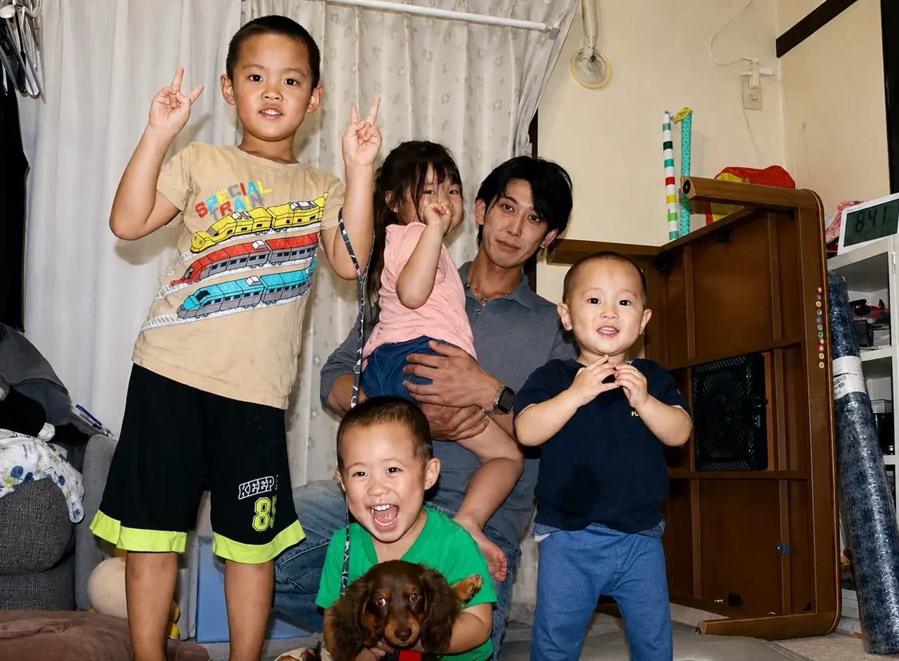 子どもたちと愛犬リンクに囲まれるClear Link代表の草場優