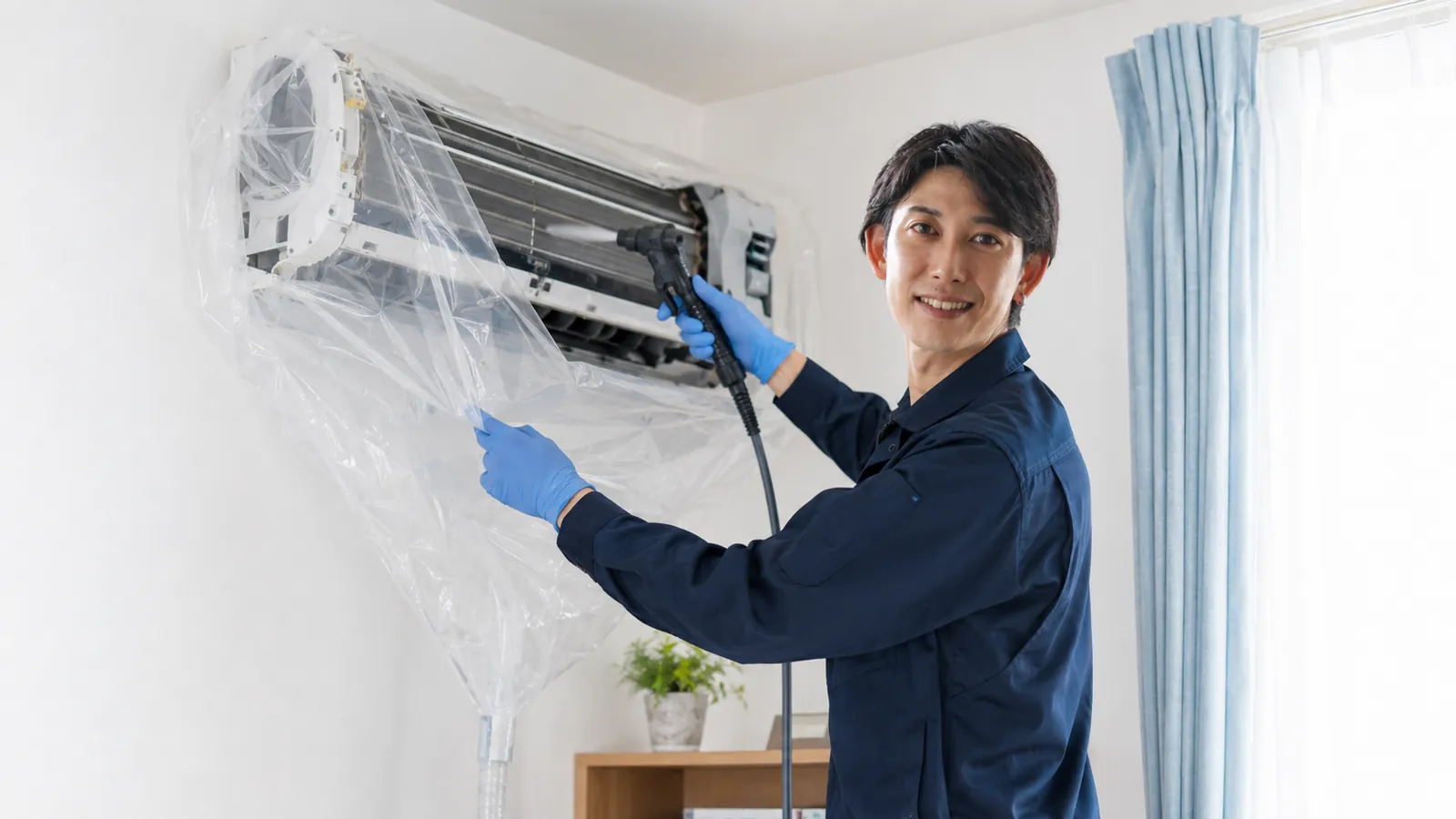 室内を養生してエアコン内部を洗浄するClear Linkの草場優