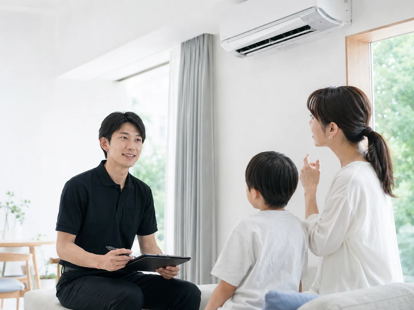 エアコンの嫌なニオイについて親子から相談を受けるClear Linkスタッフ