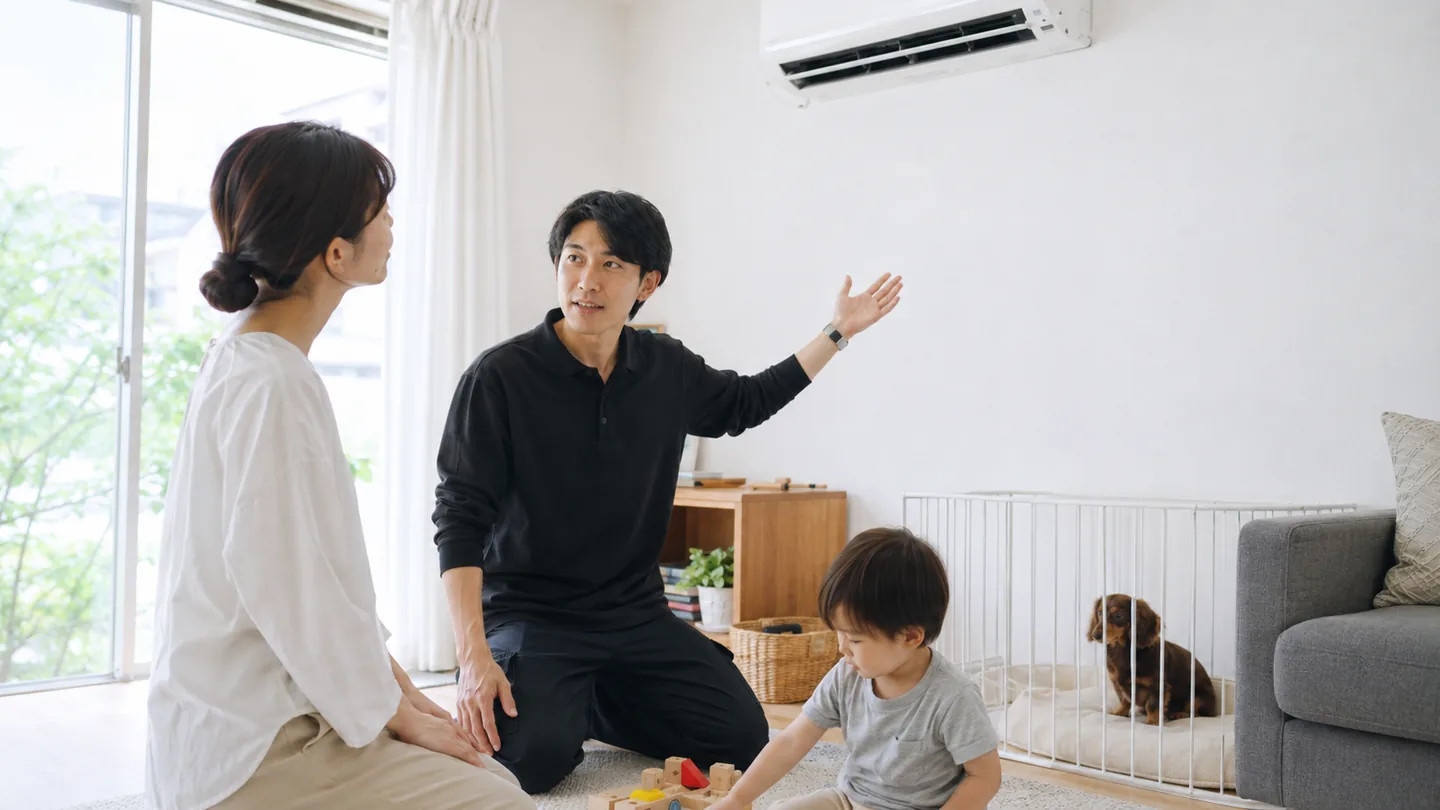 子どもとペットがいる家庭の安全な作業動線を確認するClear Link代表の草場優