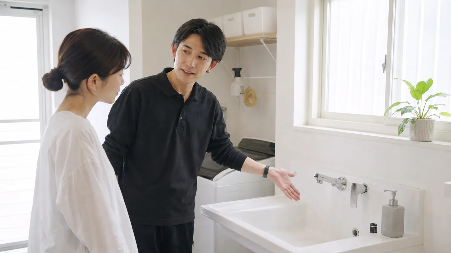 エアコン部品の洗い場と水道の位置を確認するClear Link代表の草場優